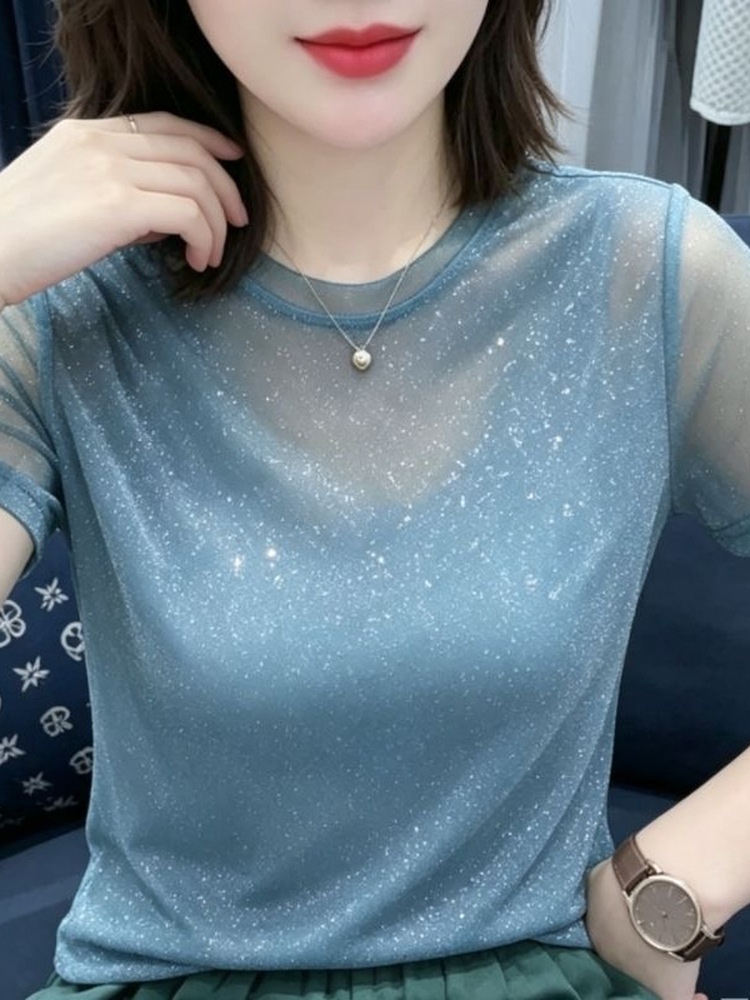 Women Fashion Over The Years - Блестящая футболка без рукавов с круглым